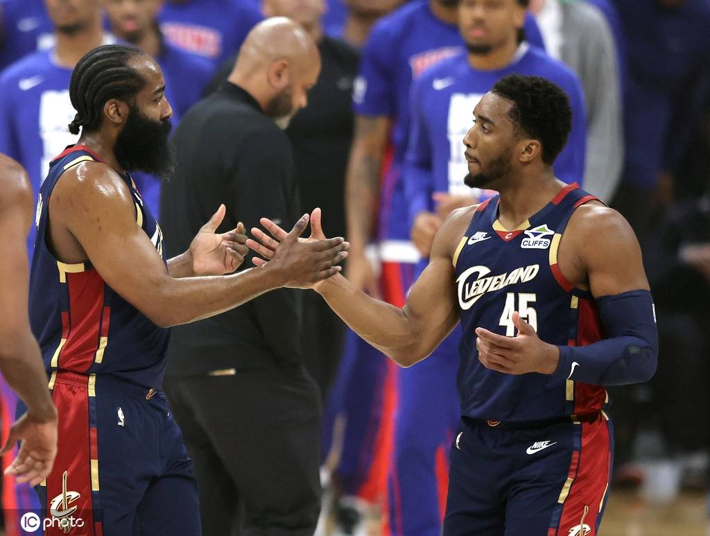 终于支棱起来了！米切尔季后赛8次40+并列现役第5